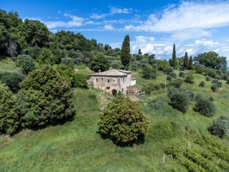 Vendita Casale/Rustico VAL D'ORCIA: A CIRCA 5 KM DA MONTALCINO E 9 KM DA TORRENIERI. Vendesi, immerso in una delle aree...